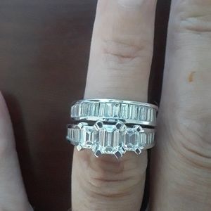 Absolutely stunning diamond ring with band